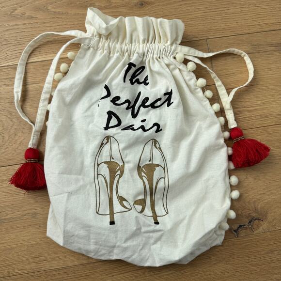 Shiraleah Chicago Cotton Drawstring Pom-Pom Shoe Bag The Perfect Pair - Picture 6 of 8